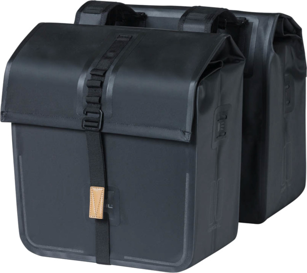 Basil dubbele fietstas Urban Dry 50 liter zwart 17659